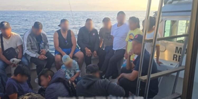 ¿Intentaban llegar a EU por mar? Rescatan a 45 mexicanos cerca de Ensenada