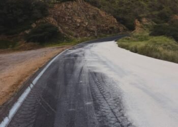 Volcadura derrama 12 mil litros de ácido sulfúrico en Sonora