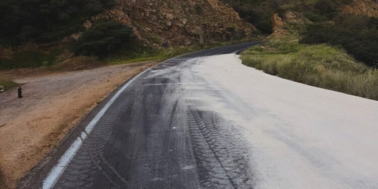 Volcadura derrama 12 mil litros de ácido sulfúrico en Sonora