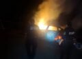 Conductor escapa ileso tras incendiarse su automóvil en la Mérida-Chetumal