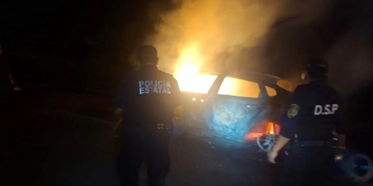 Conductor escapa ileso tras incendiarse su automóvil en la Mérida-Chetumal