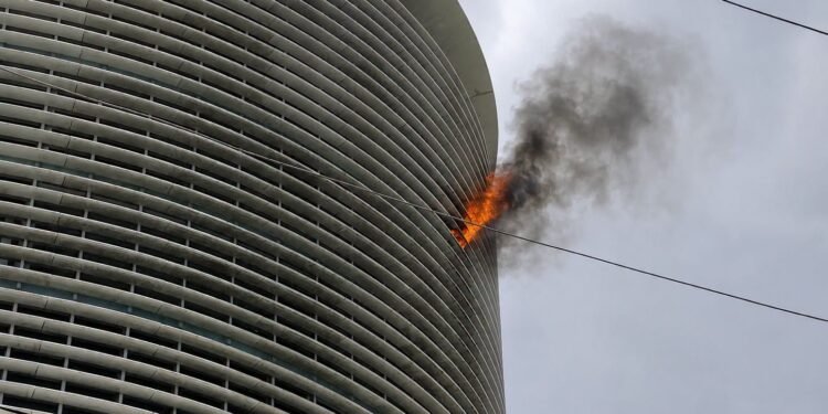 ¡Alarma en Periférico Norte! Incendio en Torre Orión obliga a evacuar a 150 personas