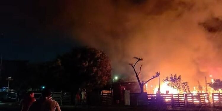 Incendio consume viviendas en asentamiento irregular al sur de Mérida