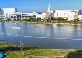 Ameba “come cerebros”: vigilan a 242 personas tras contacto con lago artificial