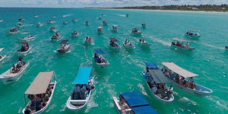 Antes de zarpar, encomiendan su vida al mar: la tradición que une a pescadores de El Cuyo