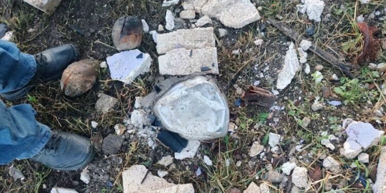 ¡Se fue contra la rosticería y huyó! Buscan a conductor tras choque en Kanasín
