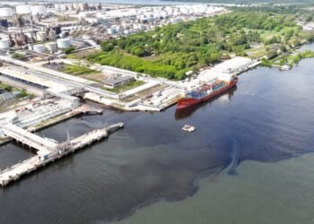 Refuerzan vigilancia en el río Pánuco tras detectar descargas oscuras de la Refinería Madero