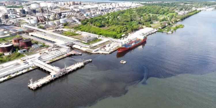 Refuerzan vigilancia en el río Pánuco tras detectar descargas oscuras de la Refinería Madero
