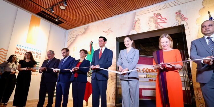 Tras casi dos siglos en Francia, el Códice Azcatitlan vuelve a casa
