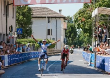 México manda en las rutas de Italia: ciclistas Braulio Álvarez y Sofía Rangel suben al podio