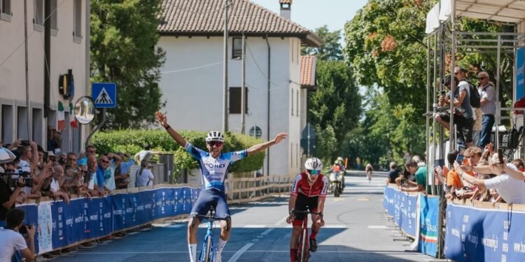 México manda en las rutas de Italia: ciclistas Braulio Álvarez y Sofía Rangel suben al podio