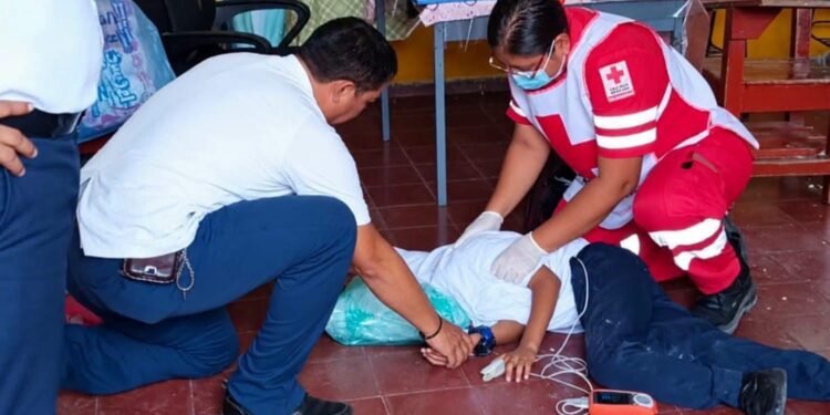 ¡El techo cayó mientras tomaban clases! Dos alumnos afectados en Tizimín