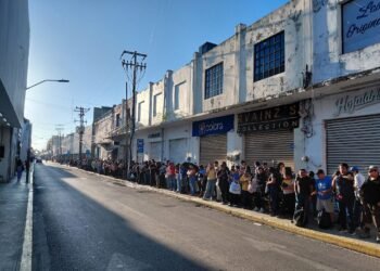 ¿Y el autobús? Usuarios enfrentan esperas de hasta una hora