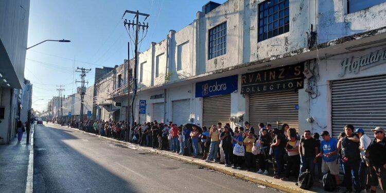 ¿Y el autobús? Usuarios enfrentan esperas de hasta una hora