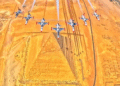 ¡Impresionante! Aviones militares surcan el cielo sobre las pirámides de Egipto