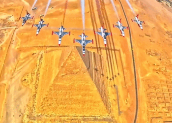 ¡Impresionante! Aviones militares surcan el cielo sobre las pirámides de Egipto