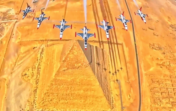 ¡Impresionante! Aviones militares surcan el cielo sobre las pirámides de Egipto