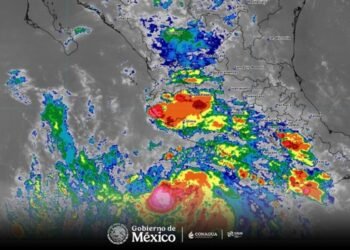 Polo no se mueve y mantiene en alerta al Pacífico mexicano