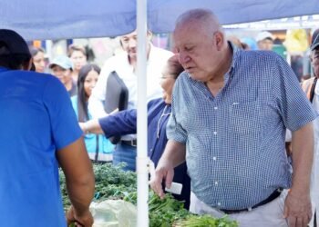De puesto en puesto: así recorrió Rafa Marín un tianguis en QRoo