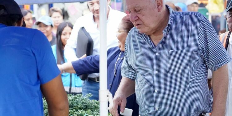 De puesto en puesto: así recorrió Rafa Marín un tianguis en QRoo