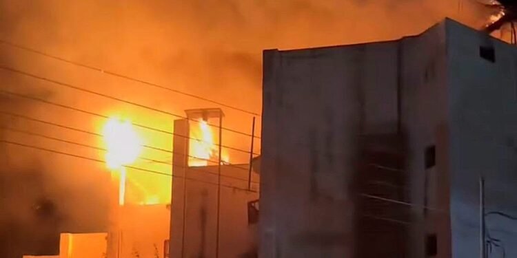 ¡Madrugada de terror en Río Lagartos! Incendio arrasa palapas de un hotel