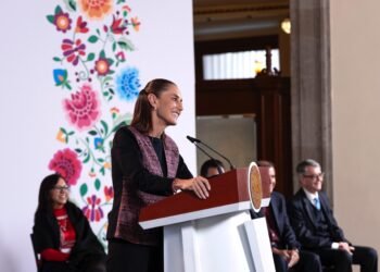 Trump pone la bandera de EU sobre México y Sheinbaum contesta