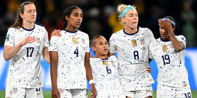 Informe señala que a pesar del auge del fútbol femenino, jugadoras aun viven precariedad