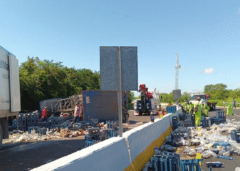 Vuelca tráiler cargado de refrescos en la carretera Mérida-Motul y provoca cierre vial