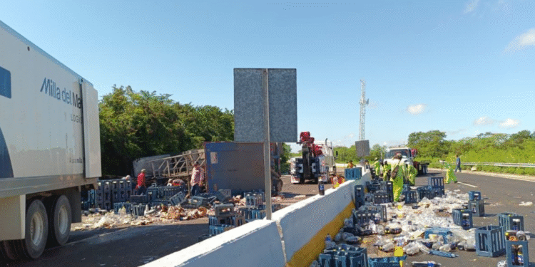 Vuelca tráiler cargado de refrescos en la carretera Mérida-Motul y provoca cierre vial