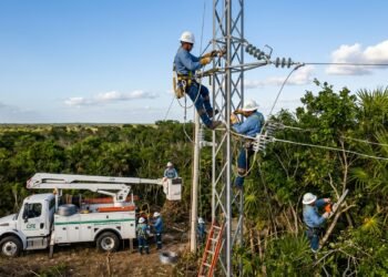 CFE atiende fallas eléctricas tras apagones en la península de Yucatán