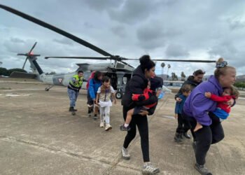 Tres operaciones aéreas: así rescataron a 32 personas y tres perros en Ensenada