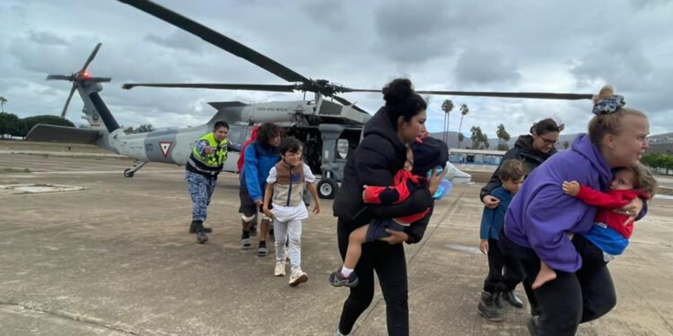 Tres operaciones aéreas: así rescataron a 32 personas y tres perros en Ensenada
