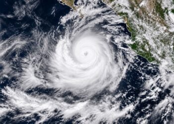 Huracán Rachel cierra puertos del Pacífico y amenaza con subir a categoría 3
