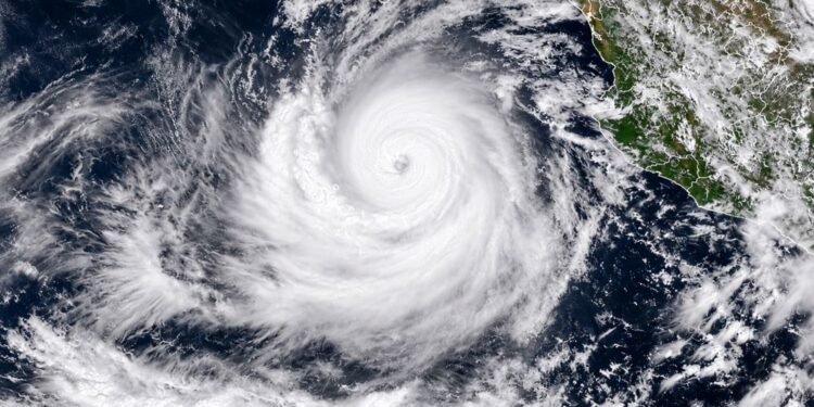 Huracán Rachel cierra puertos del Pacífico y amenaza con subir a categoría 3