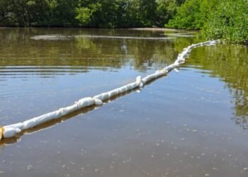 Marina y Pemex contienen derrame de hidrocarburo en la Ciénega de Progreso