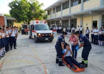 ¡Cae desde tres metros! Alumno de 14 años se accidenta en secundaria de Mérida
