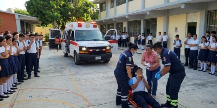 ¡Cae desde tres metros! Alumno de 14 años se accidenta en secundaria de Mérida