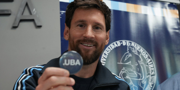 ¿Doctor Messi? La UBA sorprende al astro antes de su despedida