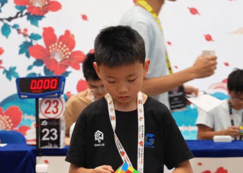 ¡En 2.51 segundos! Niño pulveriza el récord mundial del cubo de Rubik