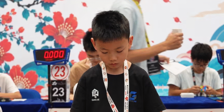 ¡En 2.51 segundos! Niño pulveriza el récord mundial del cubo de Rubik