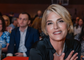 ¡Escándalo en pleno vuelo! Detienen a Selma Blair tras altercado con tripulantes