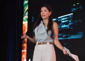 Layla Delgadillo expone riesgos de la inteligencia artificial para la banca
