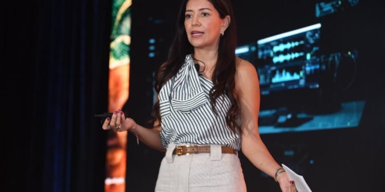 Layla Delgadillo expone riesgos de la inteligencia artificial para la banca