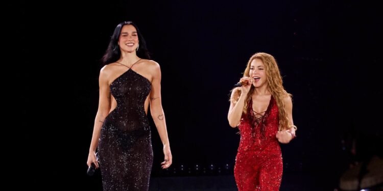 Dua Lipa cae de sorpresa al concierto de Shakira; así sonó “Antología”